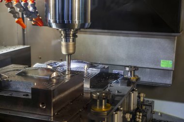 CNC değirmen makinesi, dizinlenebilir son değirmen araçlarıyla enjeksiyon küf parçalarını kesiyor. Kalıplar ve ölüm üretim süreci, son değirmen araçları ile makine merkezi tarafından.