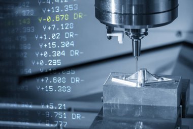 Cnc değirmen makinesinin uzun boyunlu, sağlam top değirmeni aletleriyle örnek parçalarını kestiği soyut sahne. 3 eksen makine merkezi işletimi ve G-kod veri arkaplanı.