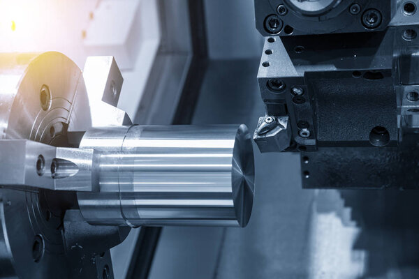 Токарный станок с ЧПУ грубой резки металлических деталей вала с эффектом освещения. Высокотехнологичная обработка металла токарной станкой с ЧПУ
 .