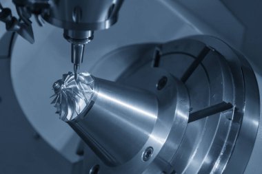 5 eksenli Cnc değirmen makinesi alüminyum türbin pervanesini katı top son değirmeni araçlarıyla kesiyor. Turbo şarj parçaları üretim süreci 5 eksenli makine merkezi tarafından.