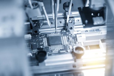 Otomatik robotik sistem tarafından ana bilgisayar montaj hattının otomatik çalışması. Otomatik sistem tarafından elektronik sanayi üretim hattında yüksek teknoloji.