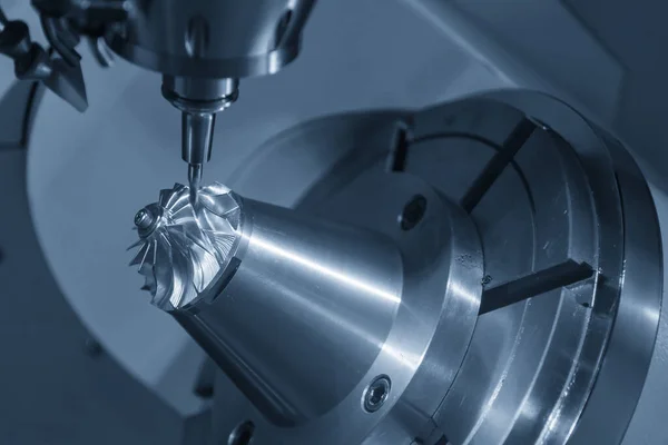 Assige Cnc Freesmachine Snijdt Het Aluminium Turbineschroefdeel Door Middel Van — Stockfoto