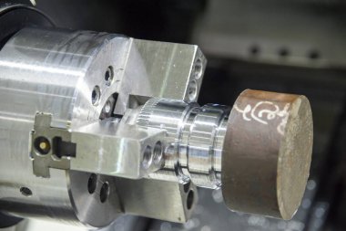 Cnc torna makinesinin metal çubukları fırlattığı yakın çekim sahnesi. Cnc programı tarafından makine kontrolünü döndürerek yüksek teknolojili metal çalışma süreci.