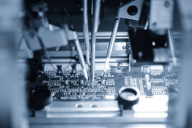 Bilgisayar programı tarafından kontrol edilen ana kurul montaj hattı operasyonu. Otomatik robot sisteminden yüksek teknolojili endüstriyel üretim hattı.