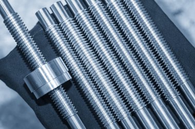 Kurşun topun yedek parçaları Cnc makinesi için vida şaftı. Açık mavi sahnede Cnc Torna tarafından yüksek hassasiyetli Cnc parçaları üretim süreci.