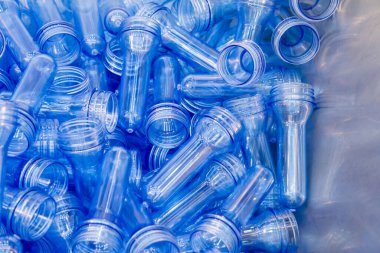 Enjeksiyon sürecindeki plastik şişelerin önceden biçimlendirilmiş hali. Evcil hayvan şişesi şişesi üfleme işlemi için malzeme..
