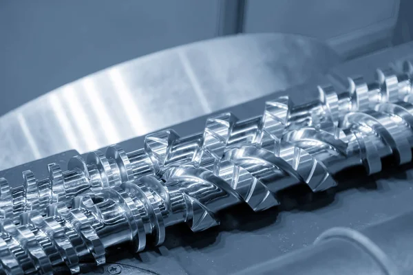 Enjeksiyon makinesinin yakın çekim sahnesi açık mavi sahnedeki parçaları vidalıyor. Plastik enjeksiyon makinesi üretim sürecinin bileşeni..