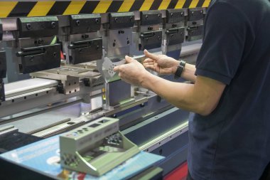 Fren hidrolik bükme makinesini çalıştırmak beceri operatörü tarafından öldürülür. Teknisyenle bükme makinesinin metal üretim süreci..