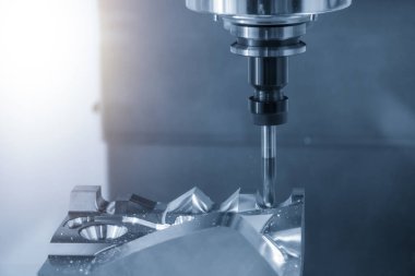  CNC değirmen makinesi, katı top son değirmeni araçlarıyla enjeksiyon küf parçalarını kesiyor. Kalıplar ve ölüm üretim süreci katı karpit bitiş bandı araçları ile makine merkezi tarafından.