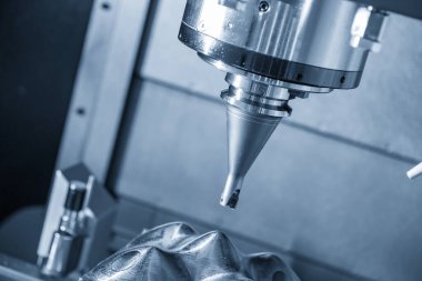 CNC değirmen makinesi, dizinlenebilir son değirmen araçlarıyla enjeksiyon küf parçalarını kesiyor. Kalıplar ve ölüm üretim süreci, son değirmen araçları ile makine merkezi tarafından.