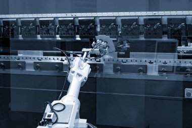 Metal parçaları hidrolik pres makinesine tutarak robotik kol operasyonu. Metal oluşum sürecinde robotik sistem tarafından sunulan yüksek teknoloji materyali.