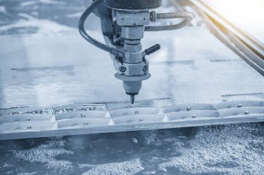 Aşındırıcı su püskürtme makinesi alüminyum plakayı ışık efektiyle kesiyor. Yüksek basınçlı su jetleriyle çalışan yüksek teknolojili metal levha..