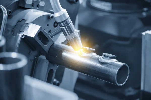 Het Automatische Robotsysteem Lassen Van Metalen Buisdelen Met Speciale Moer — Stockfoto