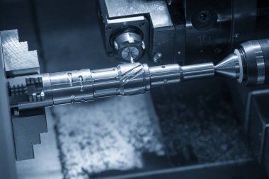 Çok işlevli Cnc torna makinesi kanalı, taret mili ile metal şaft parçalarını kesiyor. Cnc dönüşüm makinesinin yüksek teknolojili otomotiv parçaları üretim süreci .