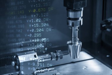 Batık Edm makinesinin soyut sahnesi NC veri arkaplanındaki işlemleri simüle eder. Elektro deşarj makinesi Edm 'in bakır madde elektrot ile yaptığı kalıp ve ölüm üretim süreci..
