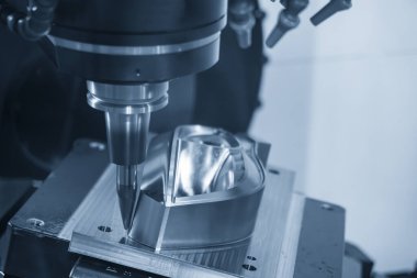 5 eksenli CNC değirmen makinesi kalıpları katı namlulu son değirmen aletleriyle kesiyor. Enjeksiyon kalıbı ve ölüm parçaları üretim süreci 5 eksenli makine merkezi eğimli tablo tipi.