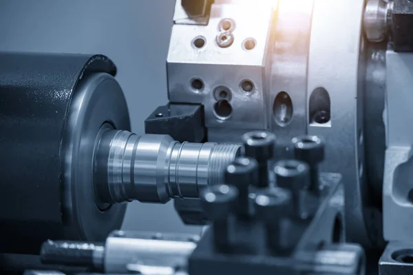 Werking Van Cnc Draaibank Machine Snijden Van Pijplijn Connector Onderdelen — Stockfoto