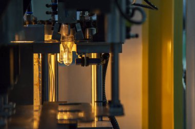 Üretim hattında otomatik üfleme makinesine giden tüp önceden biçimlendirilmiş ısıtma işlemi. PET şişe işleme işlemi üfleme kalıbı ile işlem. 