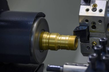 Cnc torna makinesinin çalışması ışık efektiyle boru hattı bağlantı parçalarını kesiyor. Cnc dönüşüm makinesinin yüksek hassasiyetli üretim süreci.