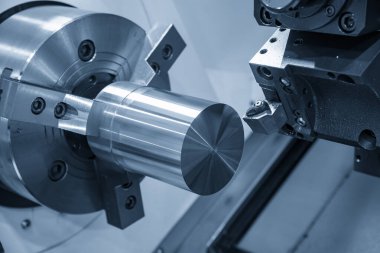 Cnc torna makinesi, aydınlatma efektiyle metal şaft parçalarını kesiyor. Cnc dönüşüm makinesi tarafından çalışan yüksek teknolojili metal işleme .