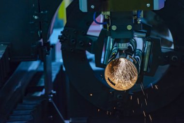 Fiber lazer kesme makinesi CNC programının paslanmaz çelik tüp kontrolünü kesiyor. Lazer kesme makinesiyle çalışan metal levha, paslanmaz çelik boru parçalarını oyuyor..