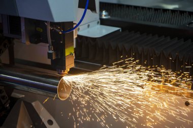 Fiber lazer kesme makinesi CNC programının paslanmaz çelik tüp kontrolünü kesiyor. Lazer kesme makinesiyle çalışan metal levha, paslanmaz çelik boru parçalarını oyuyor..