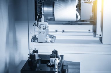 Parçaları birleştirmek için Cnc değirmen makinesiyle çalışan robotik kol sistemi. Robotik sistem tarafından yüksek teknolojili otomotiv parçası üretim süreci.