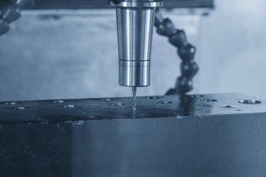 Açık mavi sahnedeki CNC değirmen makinesindeki tıkırtı işlemi. CNC programı tarafından makine merkezi kontrolü ile yüksek teknoloji üretim süreci.