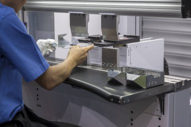 Fren hidroliği bükme makinesi operasyonu, otomotiv ustalarının bükmesi. Teknisyenle bükme makinesinin metal üretim süreci..