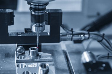 Alüminyum döküm parçalarının çoklu eksen, CM sonda ölçüm boyutu. Otomotiv parçaları üretim sürecinde kalite kontrolü çok eksenli CM makinası tarafından.