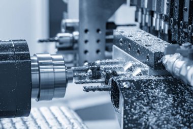 Çoklu görev yapan CNC torna makinesi, pirinç şaft parçalarındaki ipliği tıkırdatma aracıyla yapıyor. CNC programı tarafından kontrol edilen yüksek teknolojili metal çalışma süreci