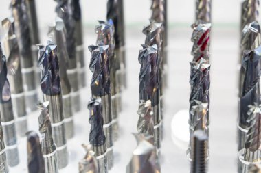 Açık mavi sahnede katı uçlu değirmen aracı, yarıçap veya boğa burunlu son değirmen aracı grubu. CNC değirmen makinesi için kesme aracı. 