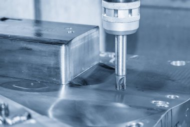 CNC değirmen makinesi, dizinlenebilir son değirmen araçlarıyla enjeksiyon küf parçalarını kesiyor. Kalıplar ve ölüm üretim süreci, son değirmen araçları ile makine merkezi tarafından.