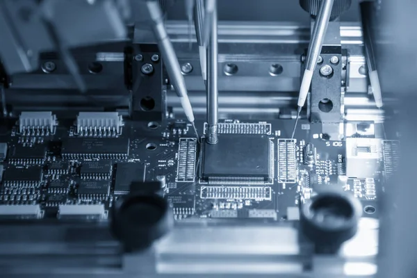 Bilgisayar programı tarafından kontrol edilen ana kurul montaj hattı operasyonu. Otomatik robot sisteminden yüksek teknolojili endüstriyel üretim hattı.