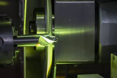 CNC programı tarafından kontrol edilen makine yapma aracı kesme işlemi. Merkez matkap kesme araçları kesme işlemleri keskinleştirme makine denetimi CNC programı tarafından.