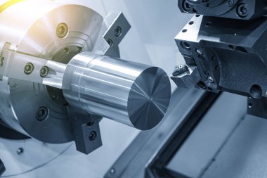 Cnc torna makinesi, aydınlatma efektiyle metal şaft parçalarını kesiyor. Cnc dönüşüm makinesi tarafından çalışan yüksek teknolojili metal işleme .