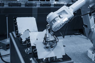 Otomatik robot sistemli hidrolik bükme makinesi, malzeme kullanımı için. Otomatik sistem tarafından Cnc pregram tarafından robotik kol kontrolü ile çalışan yüksek teknoloji levha metal üretimi