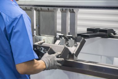 Fren hidroliği bükme makinesi operasyonu, otomotiv ustalarının bükmesi. Teknisyenle bükme makinesinin metal üretim süreci..