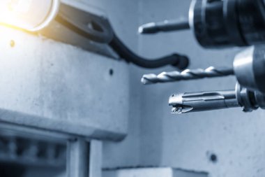 Şarjördeki top, düz, yarıçap ucu değirmeni ve matkap gibi Cnc değirmen makinelerinin çeşitli kesme aletleri. Alet şarjöründe yüksek hassasiyetli tutucu ile hisse kesme araçları.