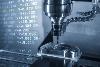 Küf parçalarındaki Cnc değirmen makinesi ve Nc veri arkaplan odacığının soyut görüntüsü. Yüksek teknoloji, makine merkezi tarafından şekillendirilir ve ölür.. 