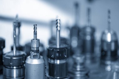 Açık mavi sahnede tutucu ile düz veya kare katı karpit bitiş değirmeni araçları. Cnc değirmen makinesi için kesme aracı. 