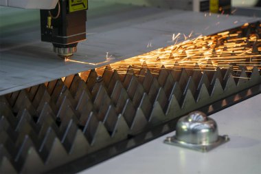 Fiber lazer kesme makinesi parlak ışıkla metal levhayı kesiyor. Lazer kesme makinesinin yüksek teknoloji metal üretim süreci.. 