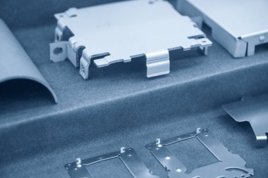 Açık mavi sahnede metal levha örneği. Otomotiv parçalarının yüksek teknoloji üretim süreci aşamalı ölüm.