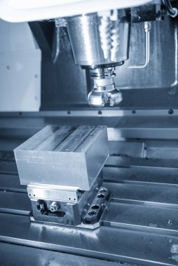 CNC değirmen makinesinin dikey görüntüsü yüz değirmeni araçlarıyla enjeksiyon kalıplarını kesiyor. Küf ve ölüm üretim süreci indekse elverişli araçlarla makine merkezi tarafından.