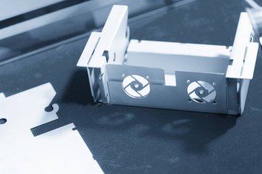 Güç tedarik kutusu metal levha üretimi yapıyor. Bilgisayar parçalarının geliştirilme süreci aşamalı ölüm ile.