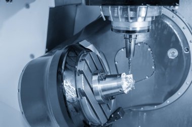 5 eksenli CNC değirmen makinesi otomotiv parçaları için turbo şarj bıçağını kesiyor. Yüksek teknoloji otomotiv parçası üretim süreci 5 eksen makine merkezi tarafından.