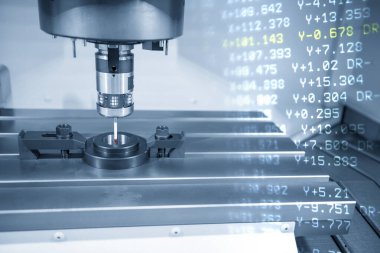 Sondaya dokunmanın soyut sahnesi kalibrasyon işlemi için halka gösterge parçalarının CNC değirmen ölçüm makinesi boyutu. Makine merkezinin kalite kontrol süreci .