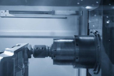 Yatay CNC değirmen makinesi yüz değirmeni araçlarıyla enjeksiyon kalıplarını kesiyor. Küf ve ölüm üretim süreci indekse elverişli araçlarla makine merkezi tarafından.