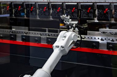 Otomatik robot sistemli hidrolik bükme makinesi, malzeme kullanımı için. Otomatik sistem tarafından Cnc pregram tarafından robotik kol kontrolü ile çalışan yüksek teknoloji levha metal üretimi