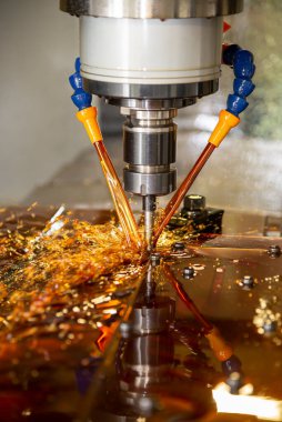 CNC değirmen makinesinin dikey görüntüsü kalıbı keser ve sıvı soğutucu metoduyla ölür. CNC makine merkezi tarafından üretilen kalıp ve ölüm süreci.